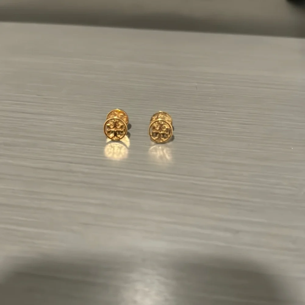 gold tory burch circle logo earrings - Picture 1 of 1